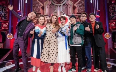 美女主持张蕾真是越活越年轻，彩虹百褶裙秀舞姿，扎马尾辫似少女-主持人张蕾的视频