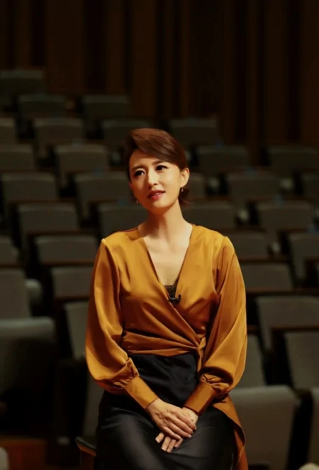 美女主持张蕾真是越活越年轻，彩虹百褶裙秀舞姿，扎马尾辫似少女-主持人张蕾的视频