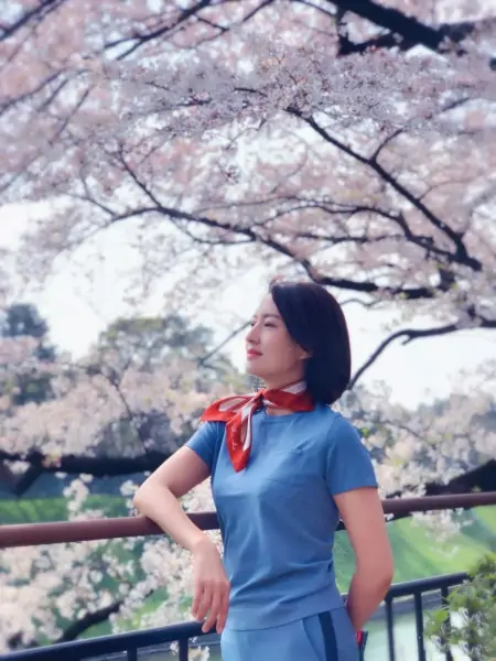 美女主持张蕾真是越活越年轻，彩虹百褶裙秀舞姿，扎马尾辫似少女-主持人张蕾的视频