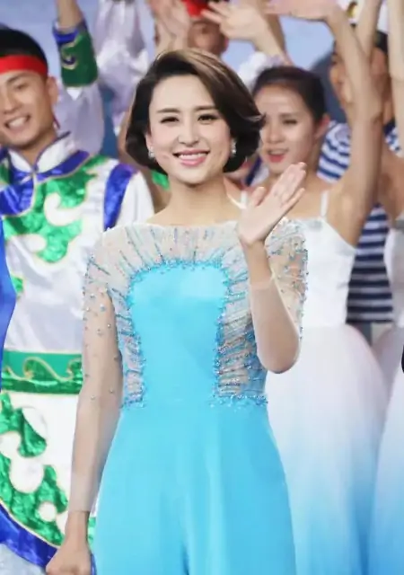 美女主持张蕾真是越活越年轻，彩虹百褶裙秀舞姿，扎马尾辫似少女-主持人张蕾的视频