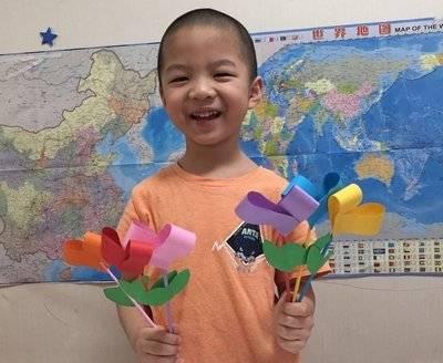 花朵手工、爱心贺卡……济南炼油厂幼儿园孩子把祝福送给妈妈-幼儿制作贺卡送妈妈