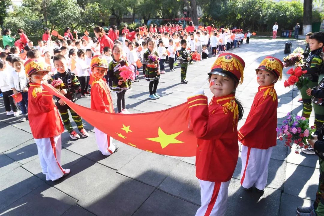 喜迎建国70周年，哈市这些孩子为祖国妈妈送上最诚挚的祝福-为祖国妈妈送祝福的贺卡怎么做的