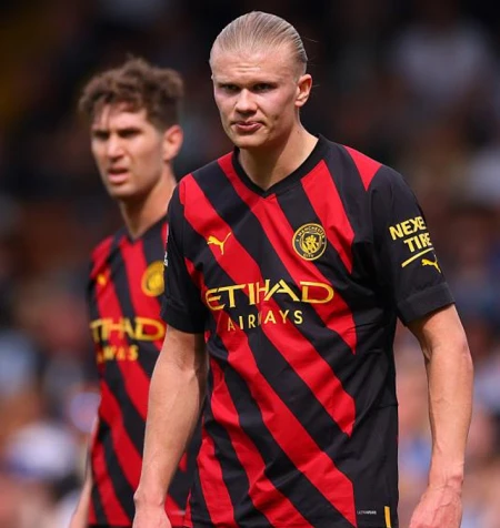 英超争冠大变！曼城2-1，超阿森纳1分，曼联1-0维拉，纽卡3-1逆转（英超曼城视频）