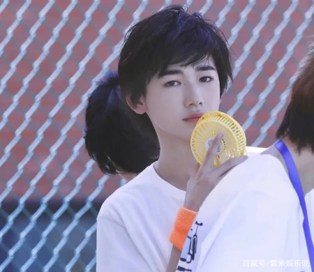 追星宋亚轩该起什么网名？宋亚轩是哪个公司的艺人？-关于宋亚轩的追星文案