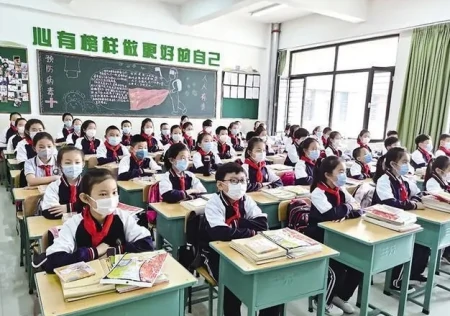 一学生因自己名字火了，老师看后让学生别用网名，学生亮出身份证惊呆了