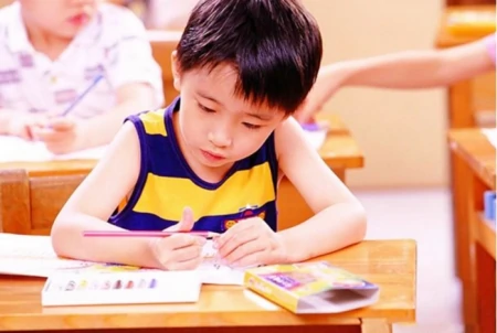 一学生因自己名字火了，老师看后让学生别用网名，学生亮出身份证惊呆了