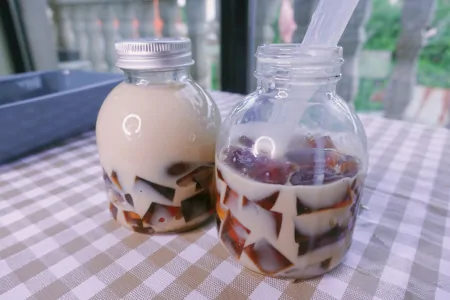 热乎乎的黑钻奶茶太适合冬天喝了，自己在家里就能做，做法好简单（黑钻奶茶怎么做?）