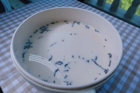 热乎乎的黑钻奶茶太适合冬天喝了，自己在家里就能做，做法好简单（黑钻奶茶怎么做?）