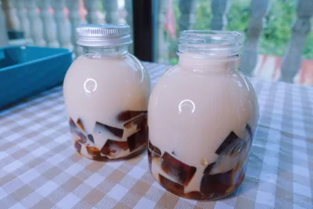 热乎乎的黑钻奶茶太适合冬天喝了，自己在家里就能做，做法好简单（黑钻奶茶怎么做?）