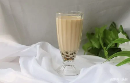 别再喝外面的“香精奶茶”了，自己在家就能做，简单又好喝（奶茶香精的作用与功效图片）