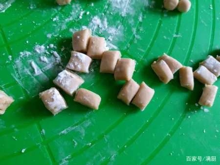 别再喝外面的“香精奶茶”了，自己在家就能做，简单又好喝（奶茶香精的作用与功效图片）