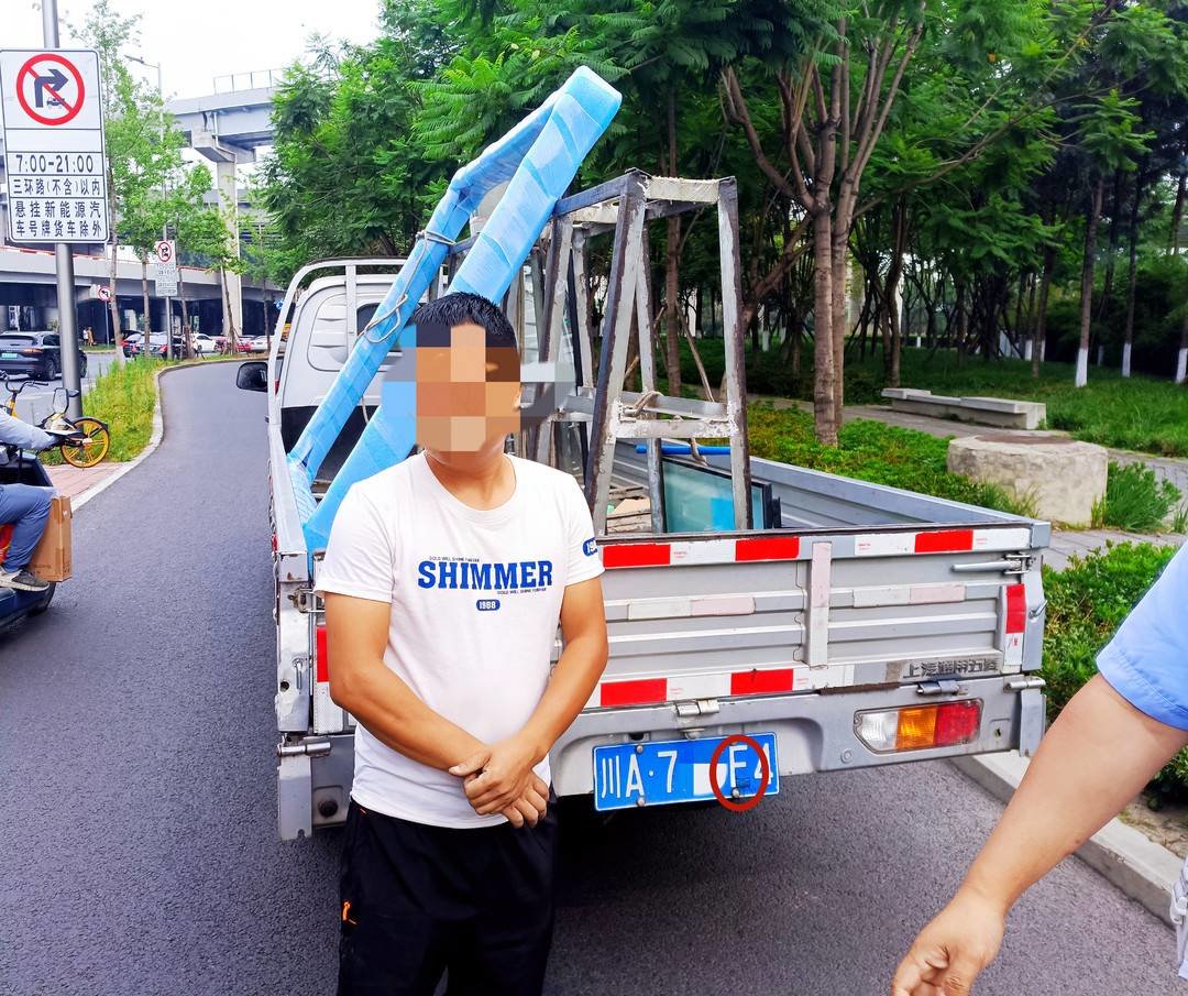 一拉线车牌上的“E”变“F” 司机因伪造号牌被拘6日记12分-变造车牌扣多少分