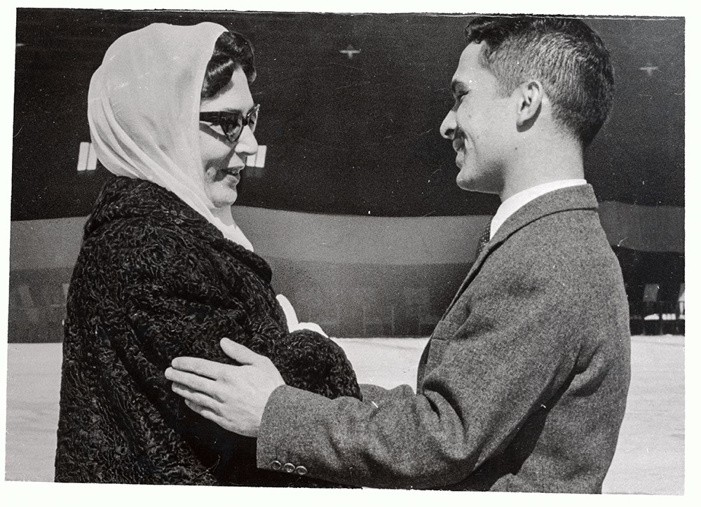 「图集」母亲节：名人与母亲的珍贵瞬间（关于名人的母亲的故事）