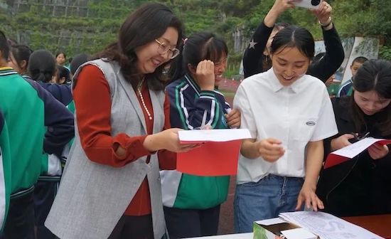 贵州遵义市：六一儿童节 文艺进校园（遵义儿童节哪里比较好玩?）