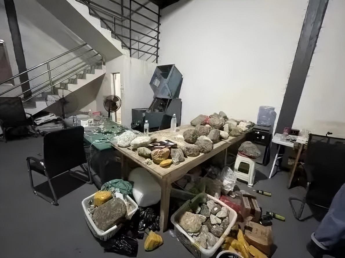 “这是上百万的翡翠原石，直播间特惠，只要15万！”南昌一男子在直播间多次赌石，这次差点被骗15万-翡翠直播原石骗局揭秘