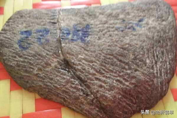 翡翠行内公认的4种顶级原石皮壳，全见过的翠友屈指可数-翡翠原石皮革起油说明什么问题