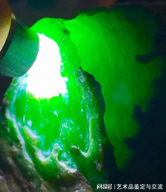 翡翠原石—— 晶石幽藏，内含玉液，蕴含无限价值-有晶体纹的翡翠手镯还值钱吗