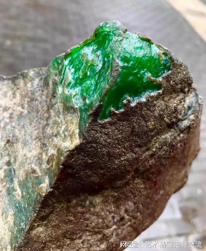 翡翠原石—— 晶石幽藏，内含玉液，蕴含无限价值-有晶体纹的翡翠手镯还值钱吗