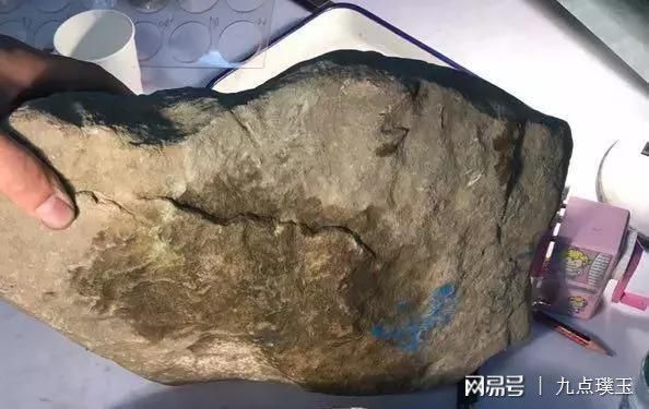 翡翠原石是怎样给人惊喜的-翡翠原石是怎样给人惊喜的呢