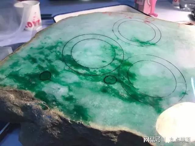 翡翠原石是怎样给人惊喜的-翡翠原石是怎样给人惊喜的呢