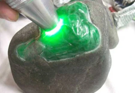 还想捡漏翡翠原石吗？别再傻了，你不被坑骗就是幸运的了-翡翠原石有机器能识别么