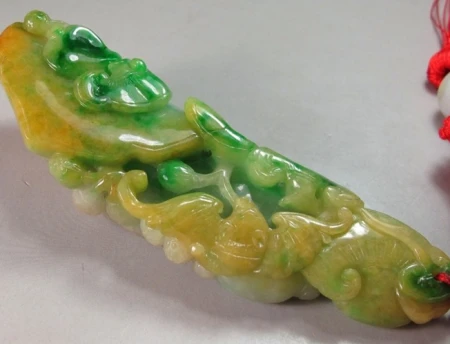 翡翠原石表面，乱涂乱画的字母或者图案，也有一定的含义-翡翠原石料子图片