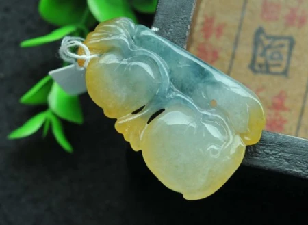 翡翠原石表面，乱涂乱画的字母或者图案，也有一定的含义-翡翠原石料子图片