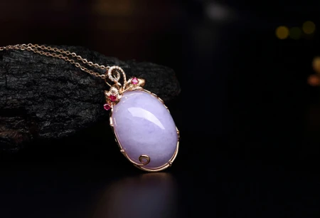 翡翠原石表面，乱涂乱画的字母或者图案，也有一定的含义-翡翠原石料子图片