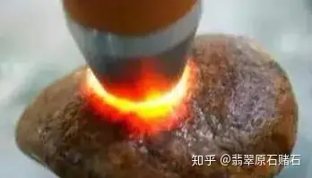 最全15种翡翠原石皮壳知识，翡翠原石图片文字释全！-翡翠原石的皮色种类