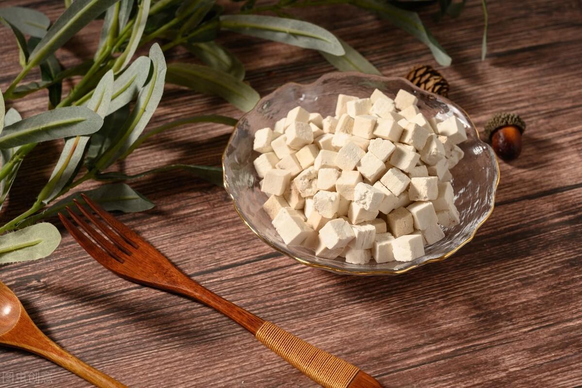 被誉为“四时神药”的茯苓，好在哪里？搭配3种食物祛湿效果加倍（黄芪和茯苓主治什么）