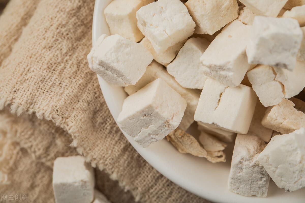 被誉为“四时神药”的茯苓，好在哪里？搭配3种食物祛湿效果加倍（黄芪和茯苓主治什么）