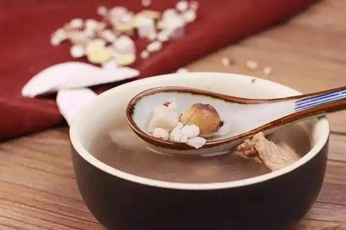 茯苓健脾宁心，煲汤加它不仅祛湿还助眠（健脾胃茯苓和什么搭配最好）