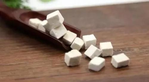 茯苓健脾宁心，煲汤加它不仅祛湿还助眠（健脾胃茯苓和什么搭配最好）