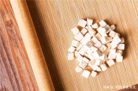 茯苓对我们人体而言到底有什么功效？提醒：这几点功效各位要知晓（茯苓主要起什么作用）