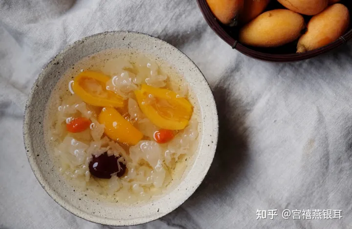 枇杷有哪些功效好处？和银耳一起煮成甜汤，营养更丰富！（枇杷银耳雪梨汤的做法大全）