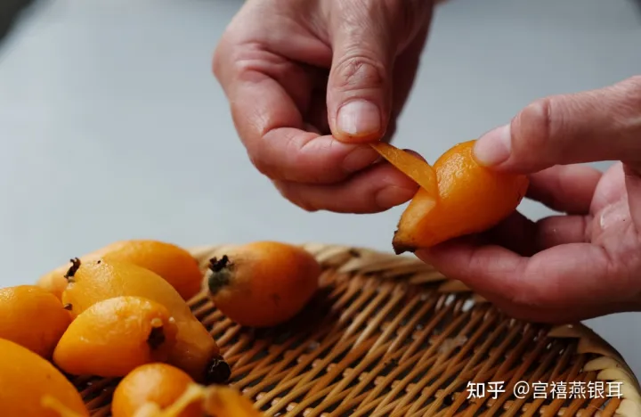 枇杷有哪些功效好处？和银耳一起煮成甜汤，营养更丰富！（枇杷银耳雪梨汤的做法大全）