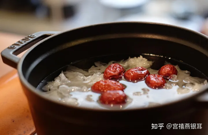 枇杷有哪些功效好处？和银耳一起煮成甜汤，营养更丰富！（枇杷银耳雪梨汤的做法大全）