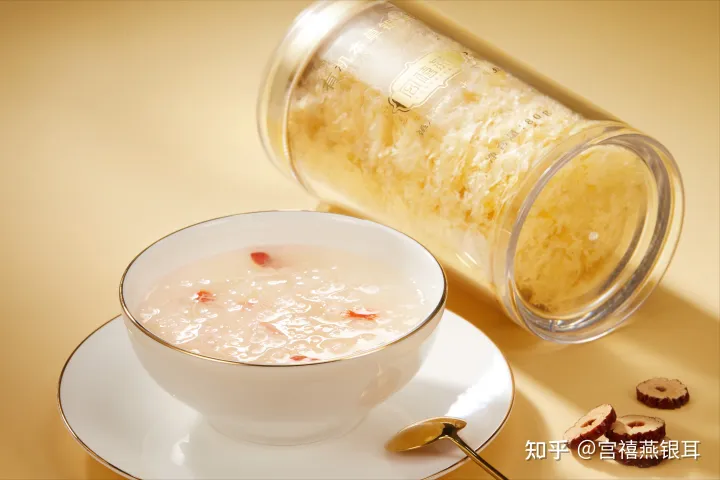 枇杷有哪些功效好处？和银耳一起煮成甜汤，营养更丰富！（枇杷银耳雪梨汤的做法大全）