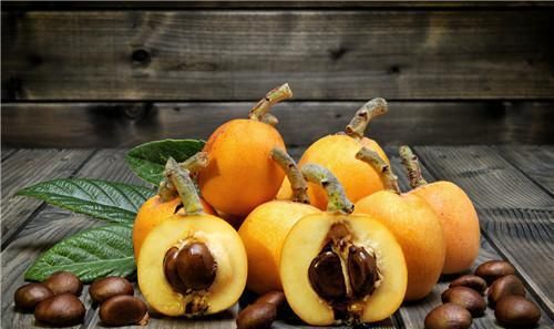 枇杷的功效与作用，枇杷膏如何制作？想保存时间长一点，不妨一试（枇杷膏的制作方法和配方）