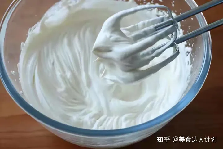 家里人过生日，花4小时匆忙做了一个蛋糕，跟买的一样，省钱了哈（过生日蛋糕流程）