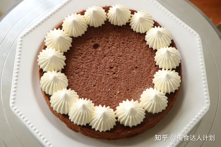 家里人过生日，花4小时匆忙做了一个蛋糕，跟买的一样，省钱了哈（过生日蛋糕流程）