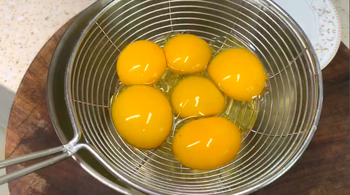 家里有鸡蛋和面粉，就能做蛋糕，不用烤箱，做法简单，比买的好吃（用鸡蛋面粉做的蛋糕）