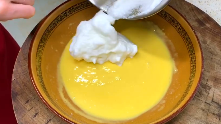 家里有鸡蛋和面粉，就能做蛋糕，不用烤箱，做法简单，比买的好吃（用鸡蛋面粉做的蛋糕）