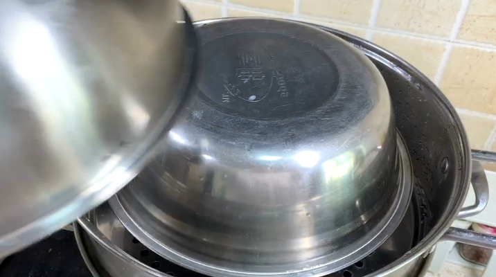 家里有鸡蛋和面粉，就能做蛋糕，不用烤箱，做法简单，比买的好吃（用鸡蛋面粉做的蛋糕）