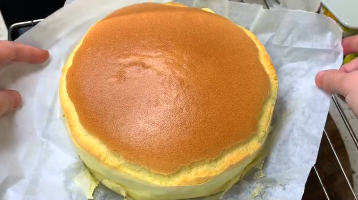 家里有鸡蛋和面粉，就能做蛋糕，不用烤箱，做法简单，比买的好吃（用鸡蛋面粉做的蛋糕）