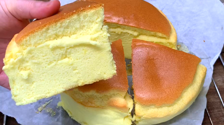 家里有鸡蛋和面粉，就能做蛋糕，不用烤箱，做法简单，比买的好吃（用鸡蛋面粉做的蛋糕）