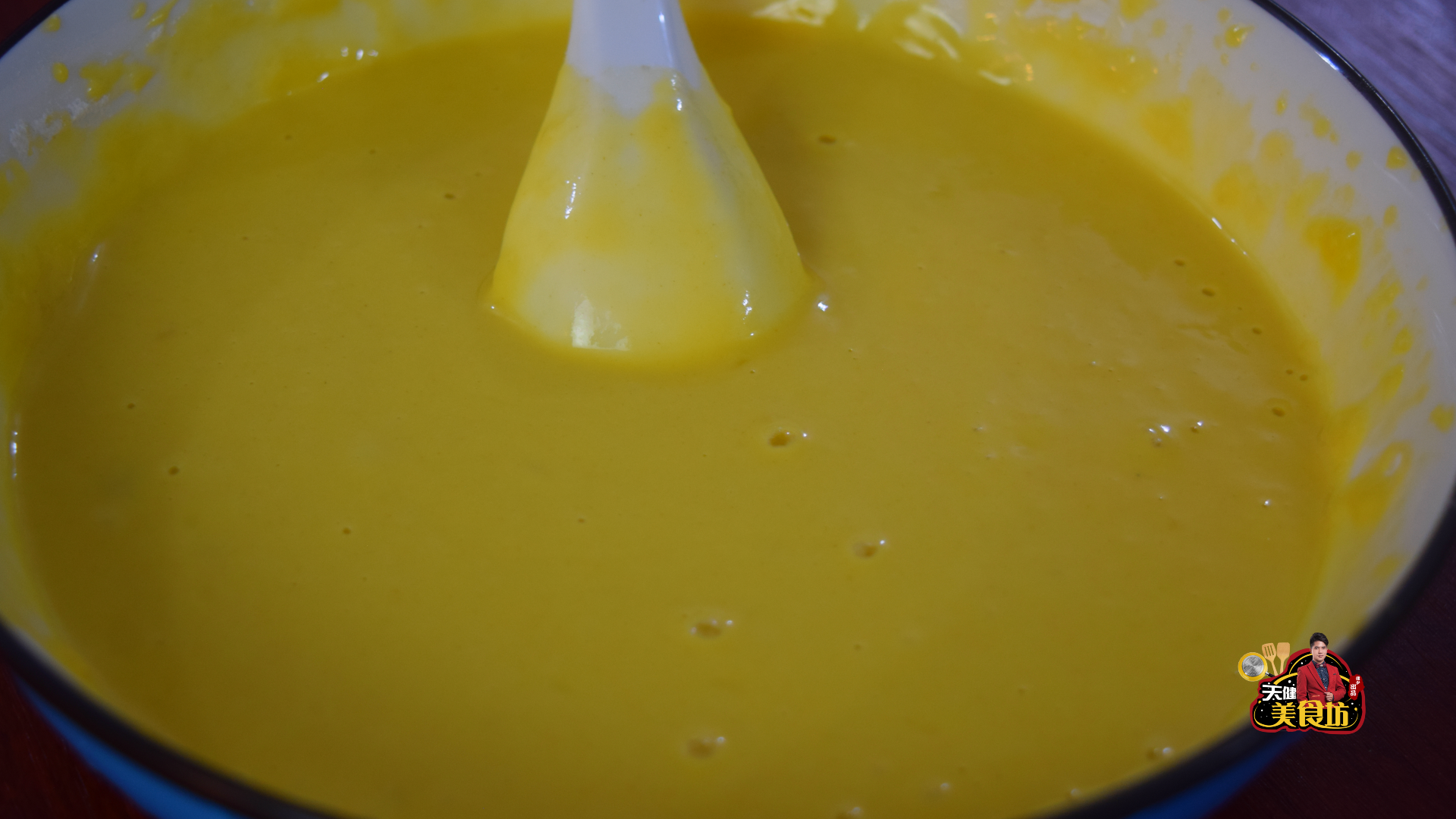 蛋糕最近火了，教你在家做蒸蛋糕，蓬松暄软不塌陷不开裂，零失败（怎样做蒸蛋糕又松又软窍门视频）