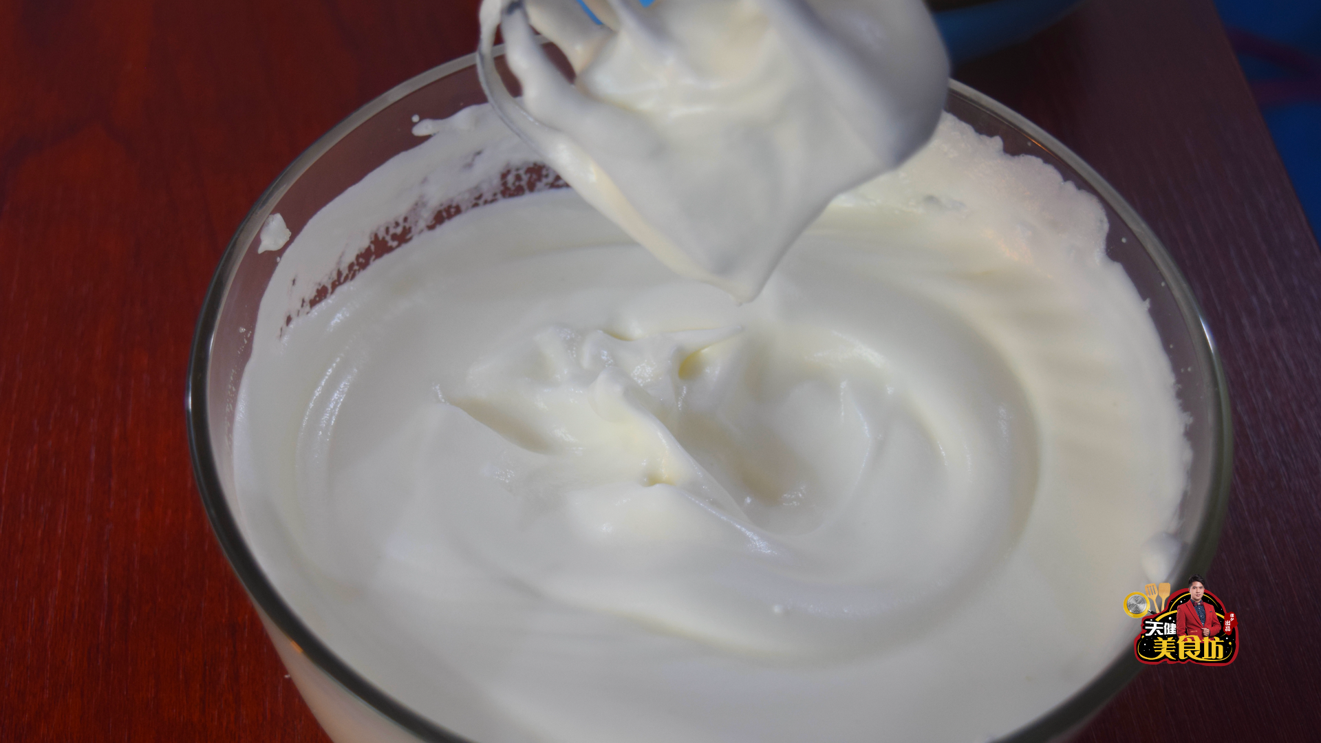 蛋糕最近火了，教你在家做蒸蛋糕，蓬松暄软不塌陷不开裂，零失败（怎样做蒸蛋糕又松又软窍门视频）