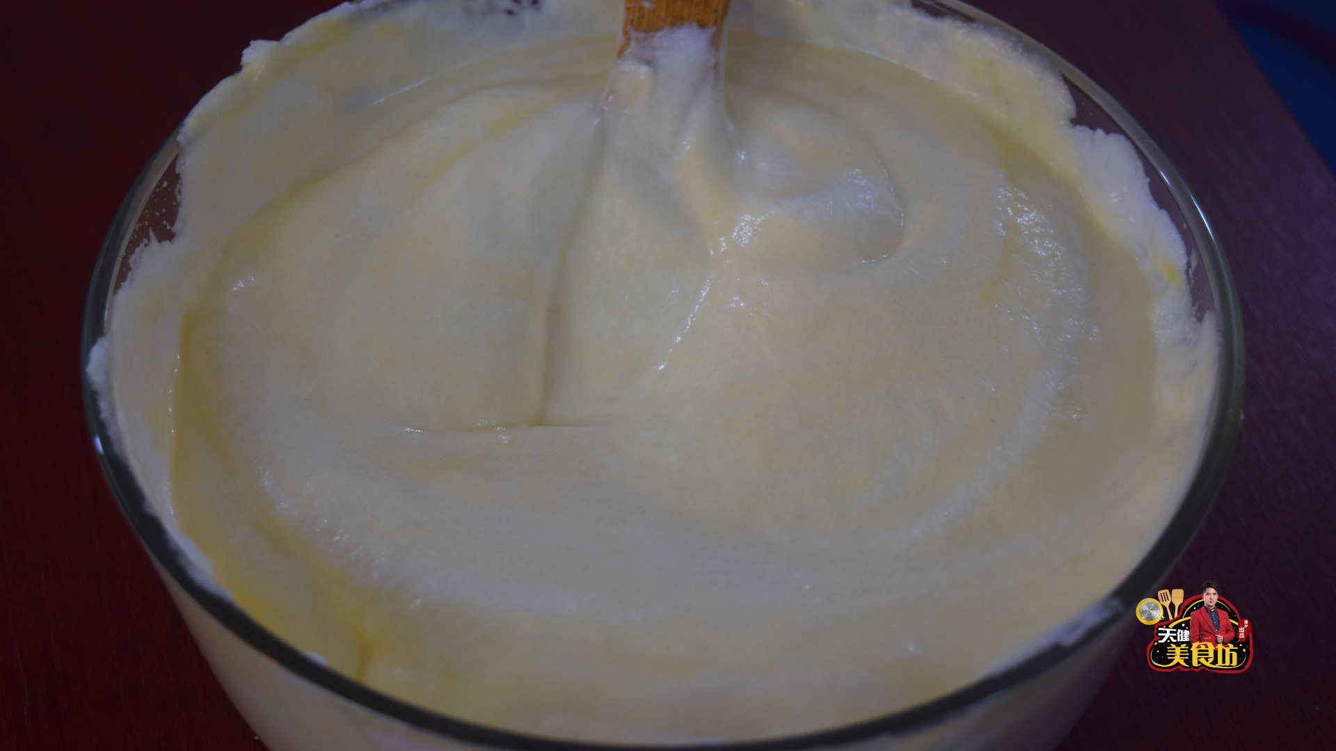 蛋糕最近火了，教你在家做蒸蛋糕，蓬松暄软不塌陷不开裂，零失败（怎样做蒸蛋糕又松又软窍门视频）