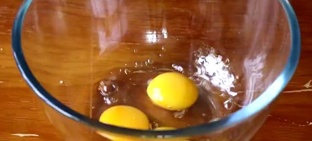 千层蛋糕的做法，非常简单，而且很美味，不用烤箱的水果蛋糕（千层蛋糕的做法和配方做法视频）